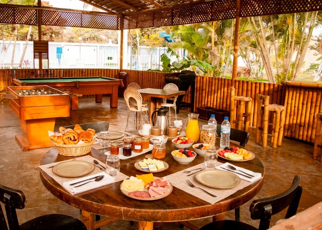 Desayuno servido en El Farol Inn