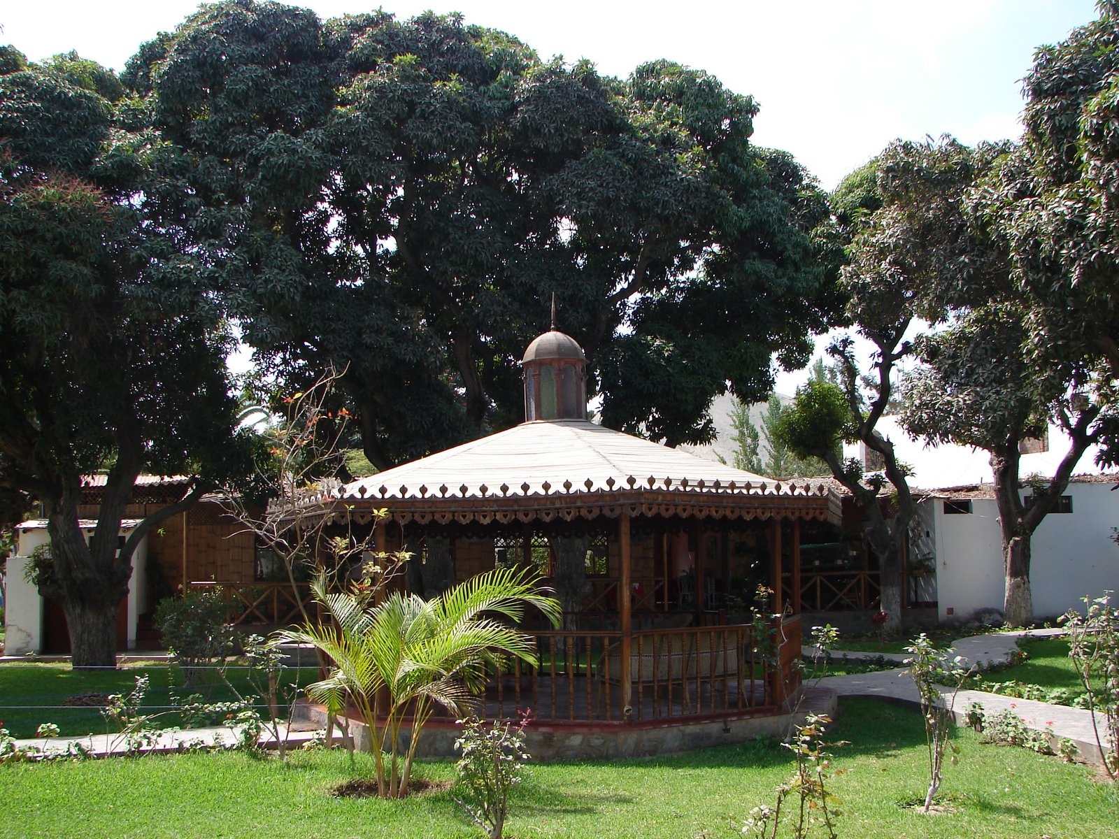 Glorieta de madera y caña en los jardines de El Farol Inn