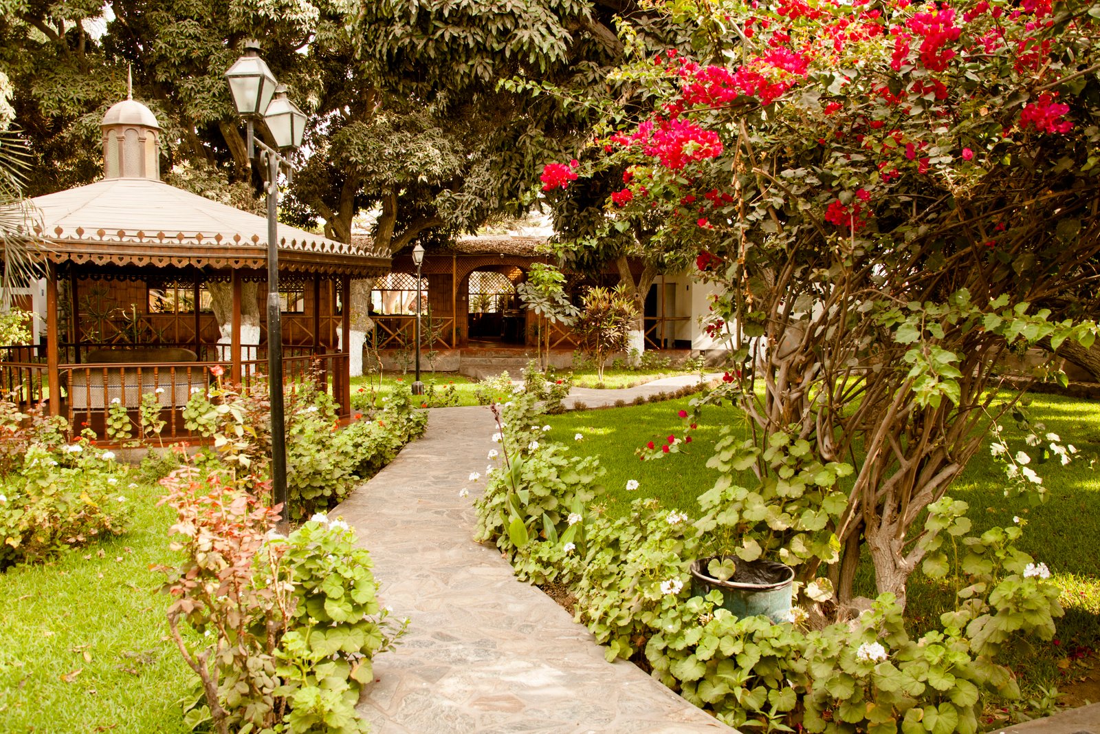 Jardines de El Farol Inn con glorieta y flores en Casma